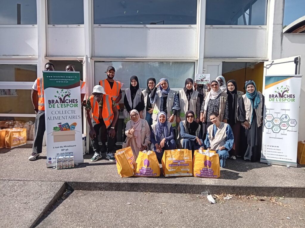 Équipe de bénévoles réunie devant une collecte alimentaire