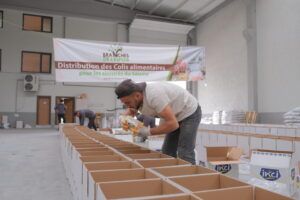 Préparation de colis alimentaires pour les familles