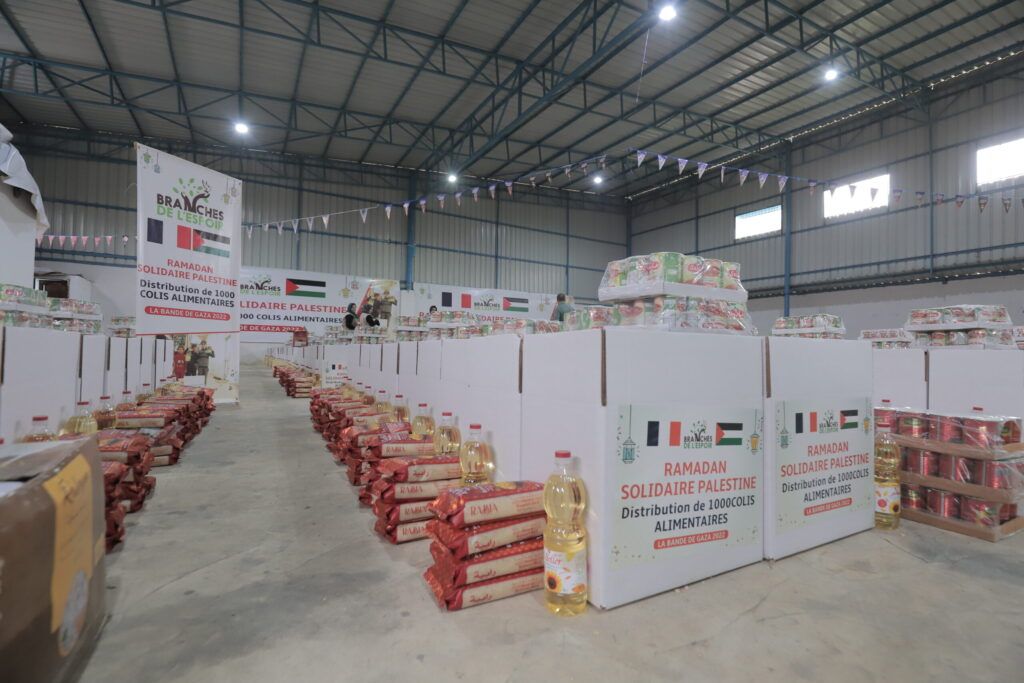 Entrepôt rempli de colis du Ramadan solidaire Palestine