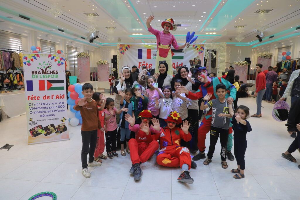 Enfants réunis pour la fête de l'Aïd et la distribution de vêtements