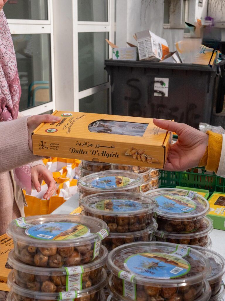 Barquettes de dattes préparées pour une distribution