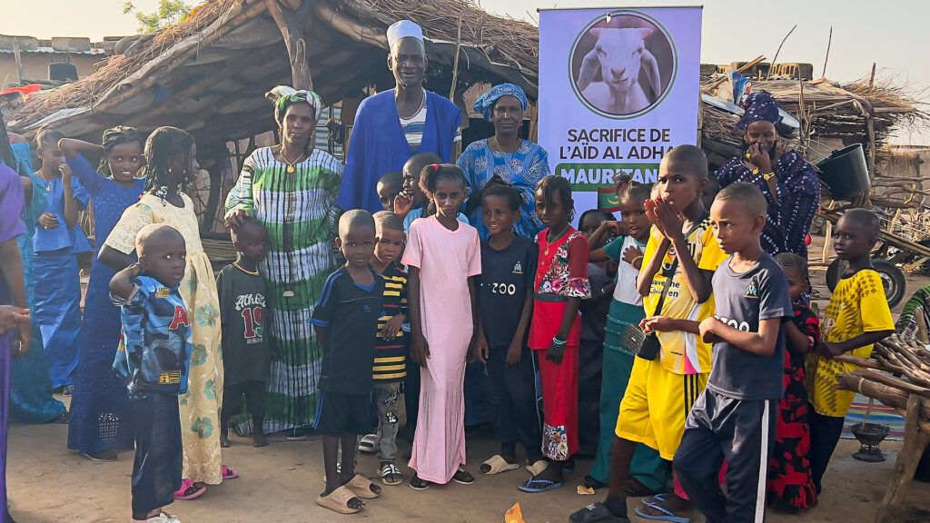 Habitants réunis pour la distribution de viande en Mauritanie