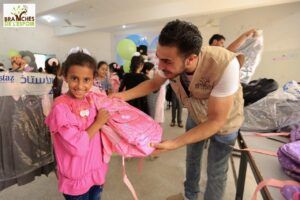 Remise de fournitures scolaires à une enfant