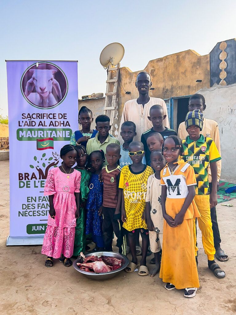 Enfants devant la banderole du sacrifice de l'Aïd Al Adha en Mauritanie