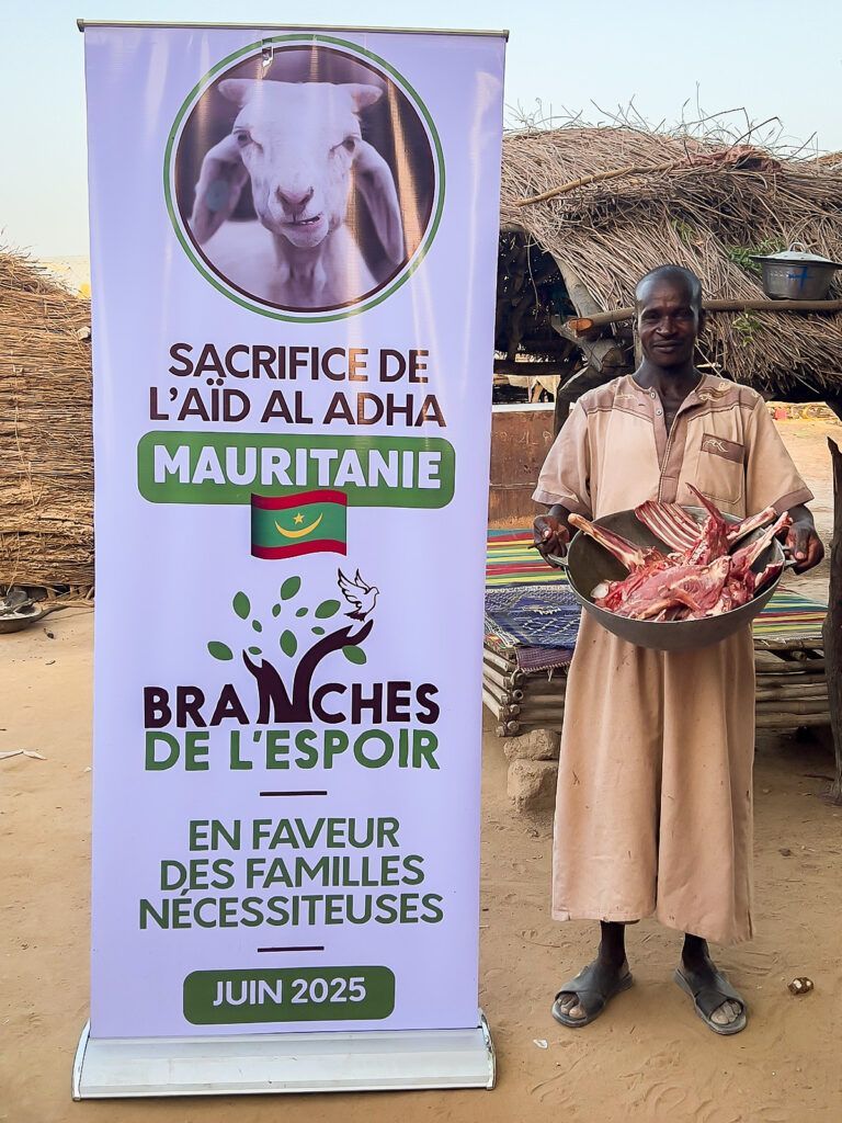 Homme recevant sa part de viande du sacrifice de l'Aïd en Mauritanie