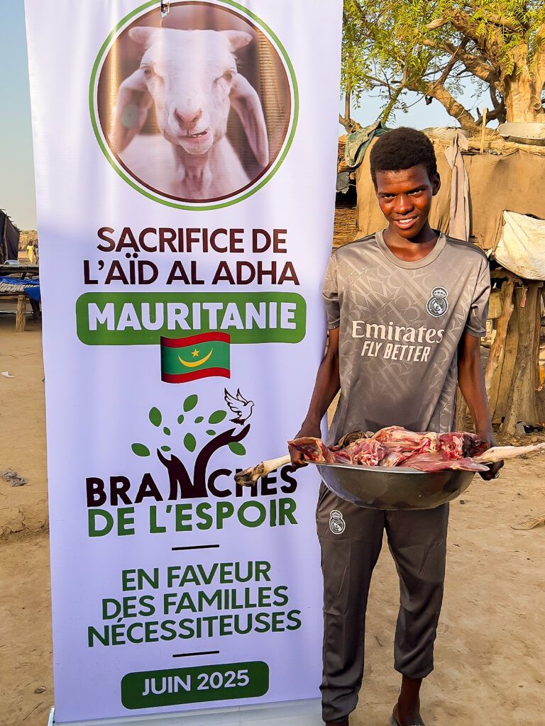Adolescent portant un plateau de viande lors du sacrifice de l'Aïd en Mauritanie