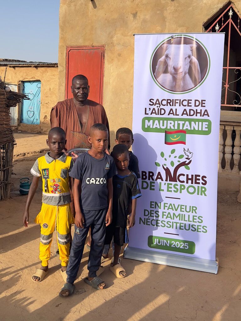 Enfants devant la banderole du sacrifice de l'Aïd Al Adha en Mauritanie